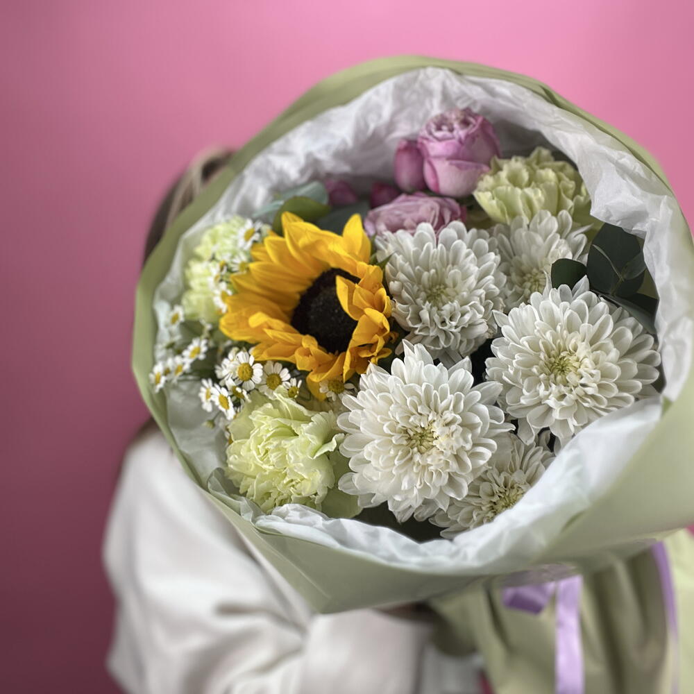 Комплимент с подсолнухом, хризантемой, кустовыми розами и диантусом лайм 🍋‍🟩