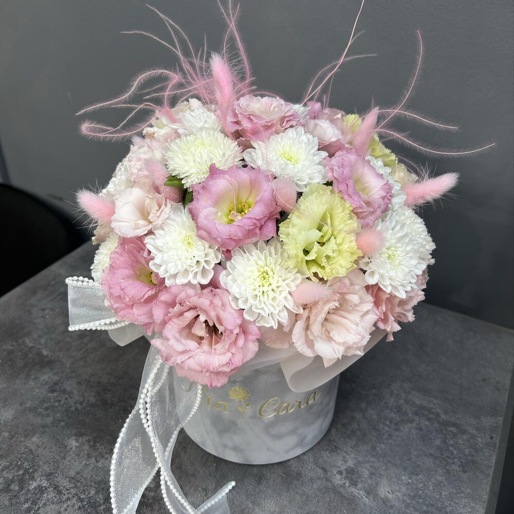 Композиция в цилиндре с эустомой и хризантемой и лагуруса 🌸