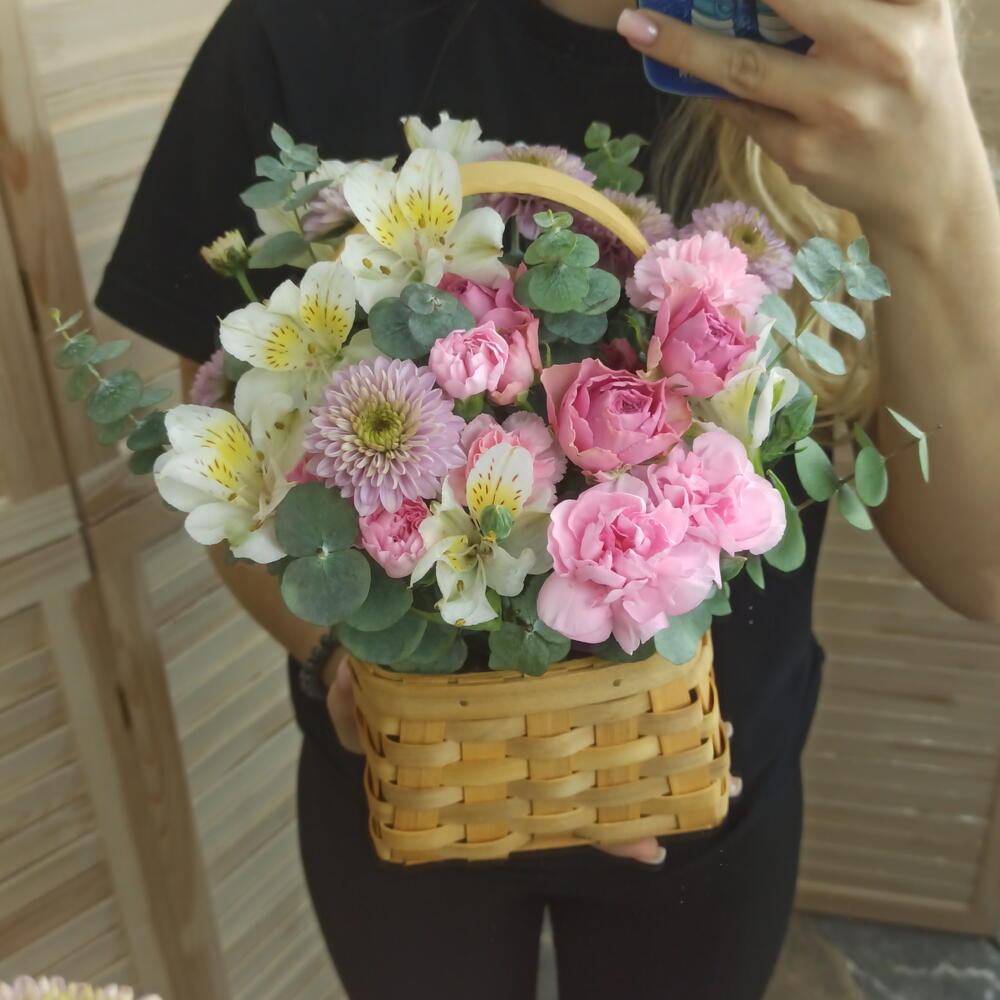 Композиция в плетеной корзине из кустовой розы, эвкалипта, дианиусов, альчтромерии