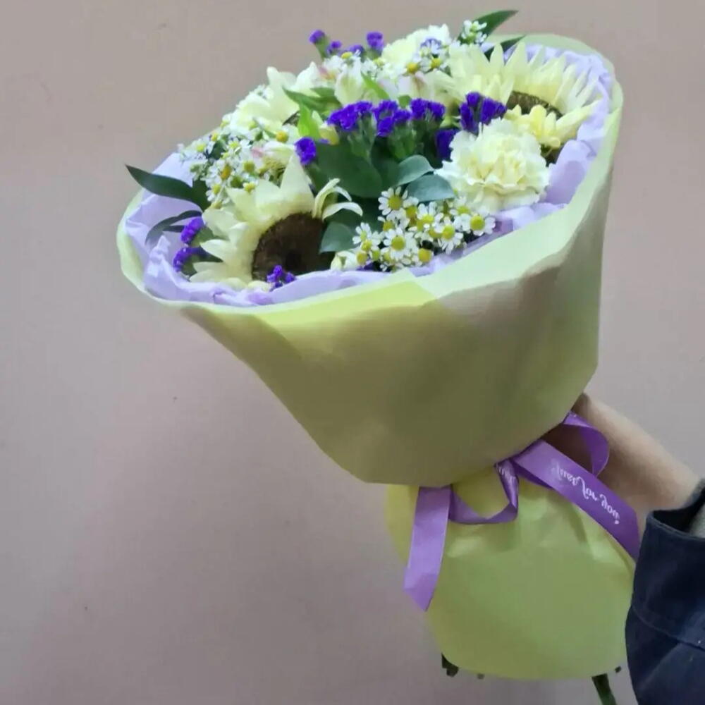 Букет с подсолнухами, статицей, альстромерией