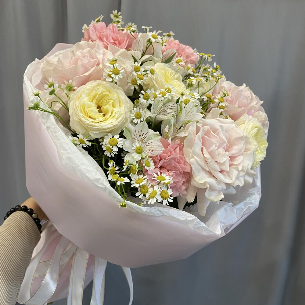 Букет из пионовидных и французских роз, альстромерий и ромашек