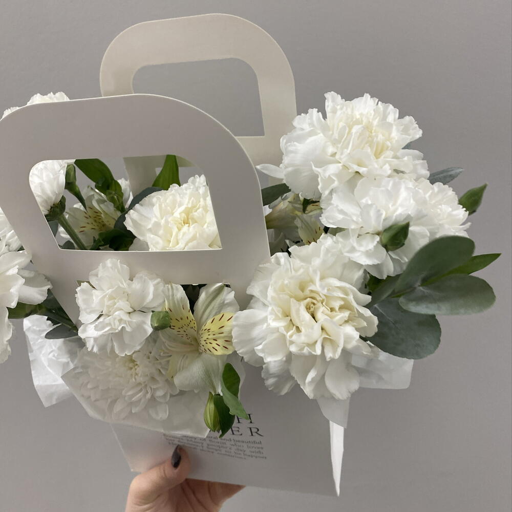 Белоснежная сумочка Bloom room, диантус, альстромерия