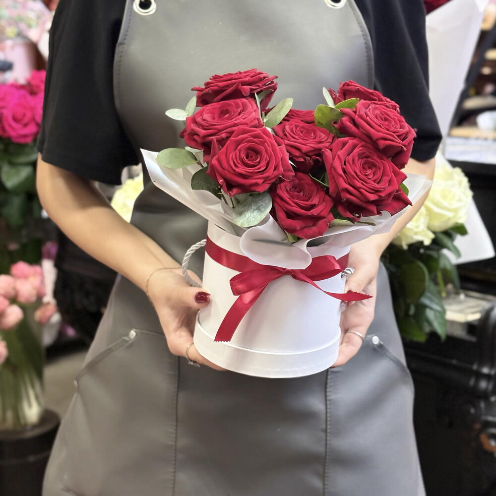 Pasion Roja — Композиция из 9 красных роз в шляпной коробке