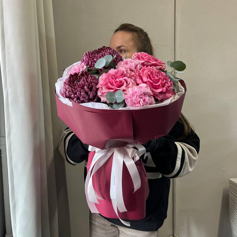 Букет «Винный вечер»: Хризантемы Бургунди, Розы и Гвоздики в бордовой упаковке