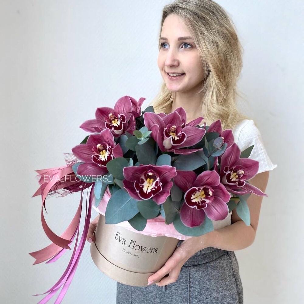 Бордовые орхидеи в коробочке, Flowers & Gifts Moscow, buy at a price of ...