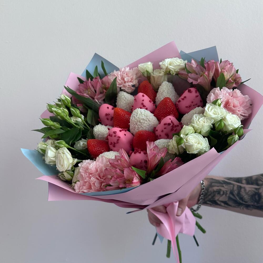 Bouquet with strawberries in chocolate and without