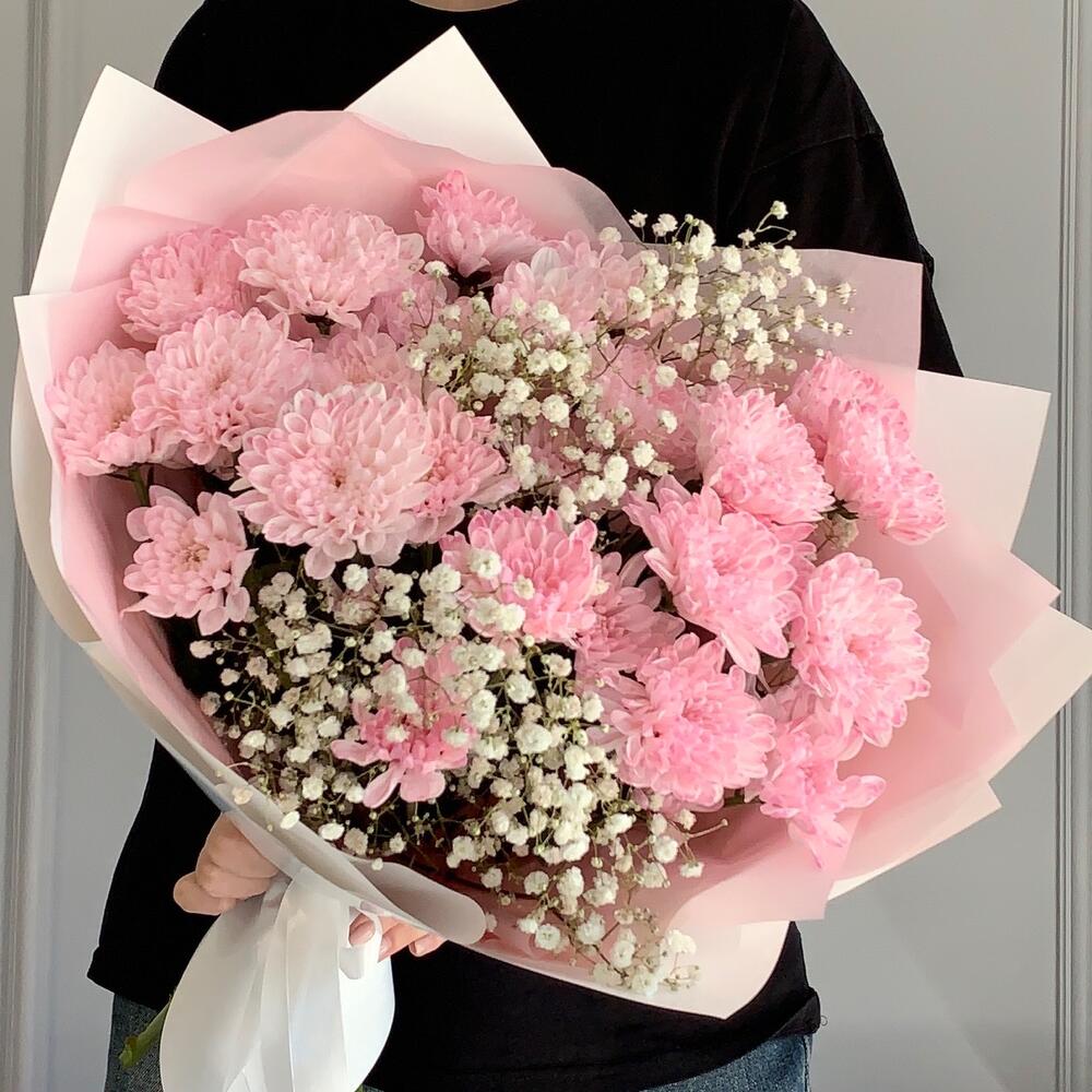 Нежно-розовая хризантема с гипсофилой 🌸🤍