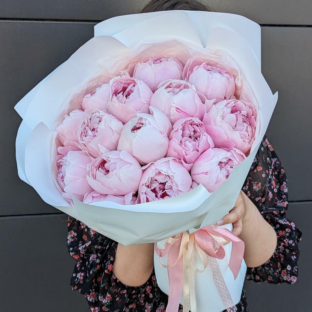 15 розовых пионов