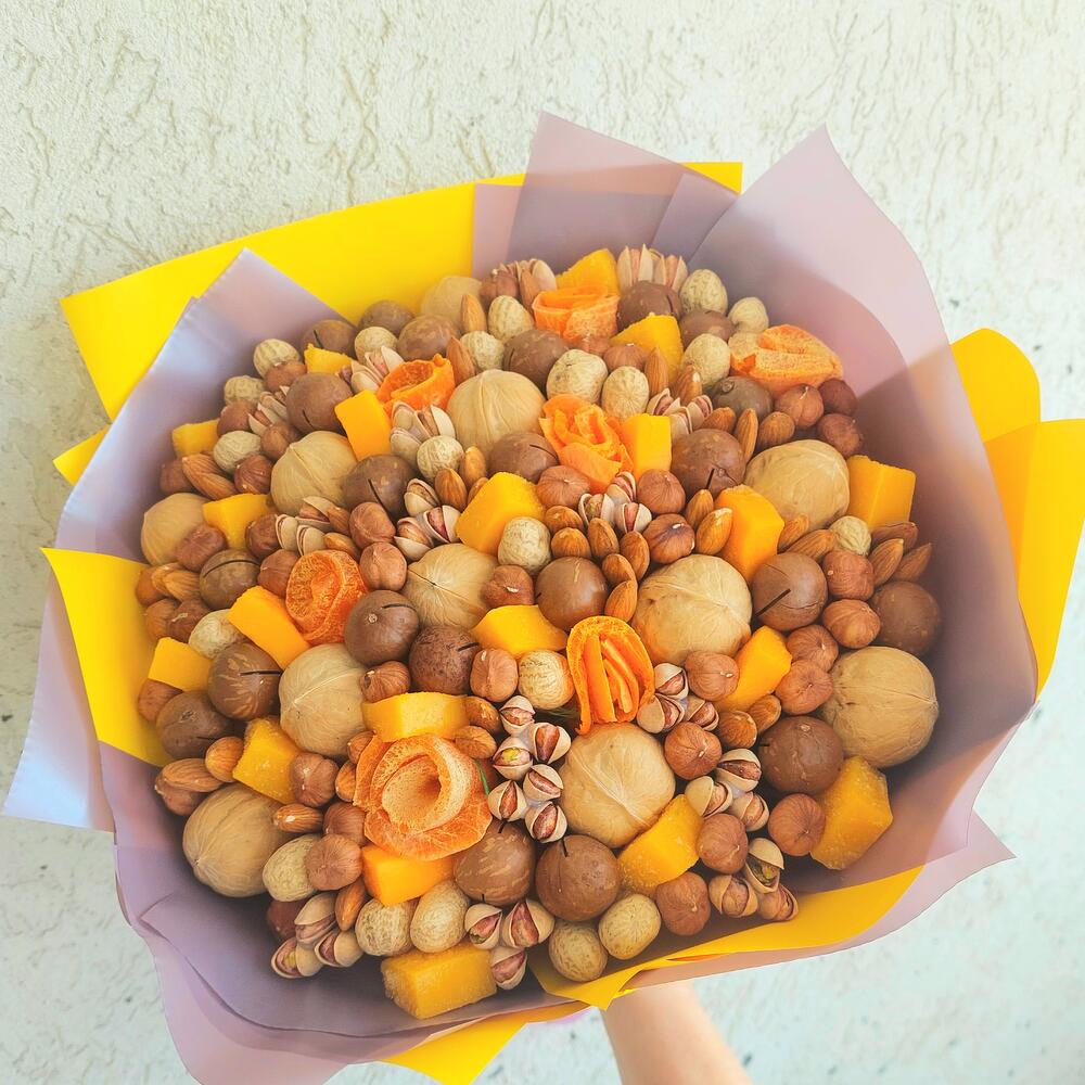 Букет из ассорти орехов и манго