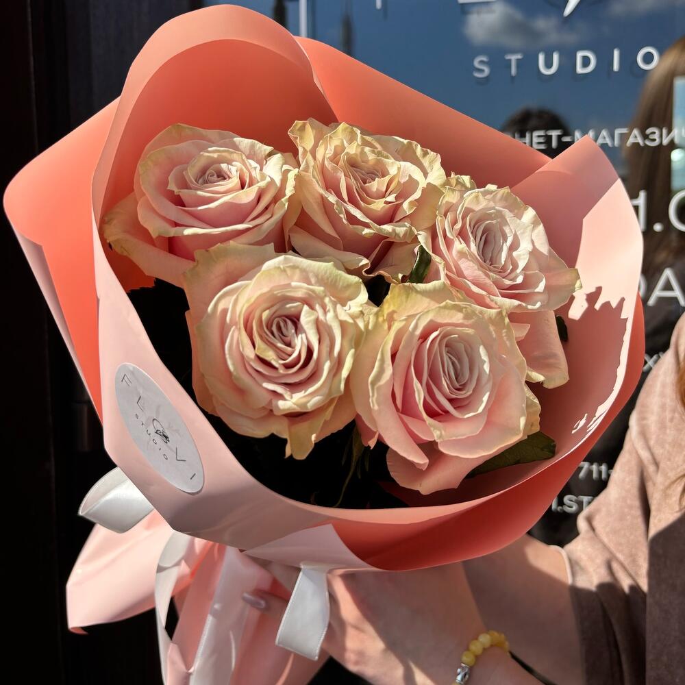 Нежно розовые пионовидные  кружевные розы Pink Mondial
