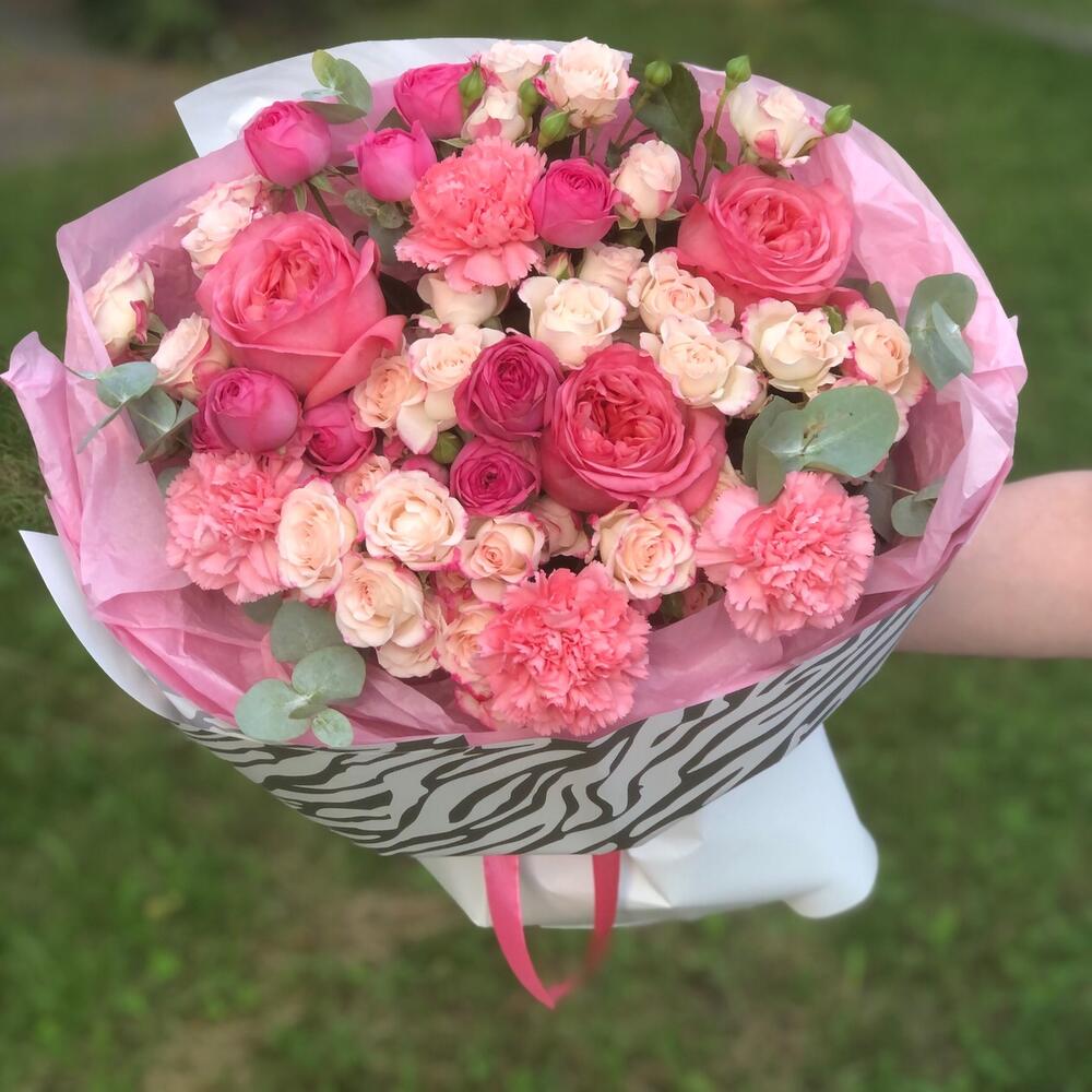 Букет Forever young из пионовидных роз,кустовых роз, эвкалипта и диантусов