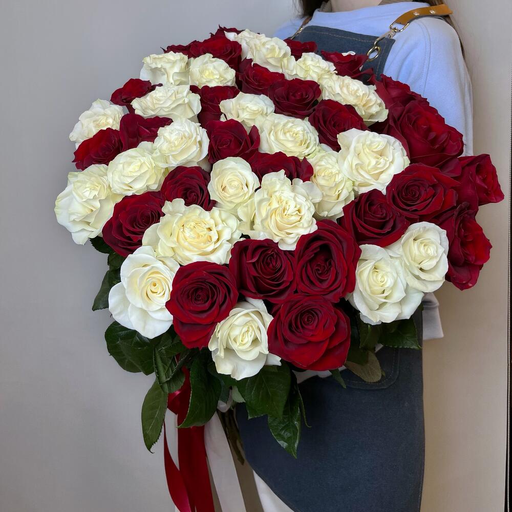 Букет из 51 розы красные и белые