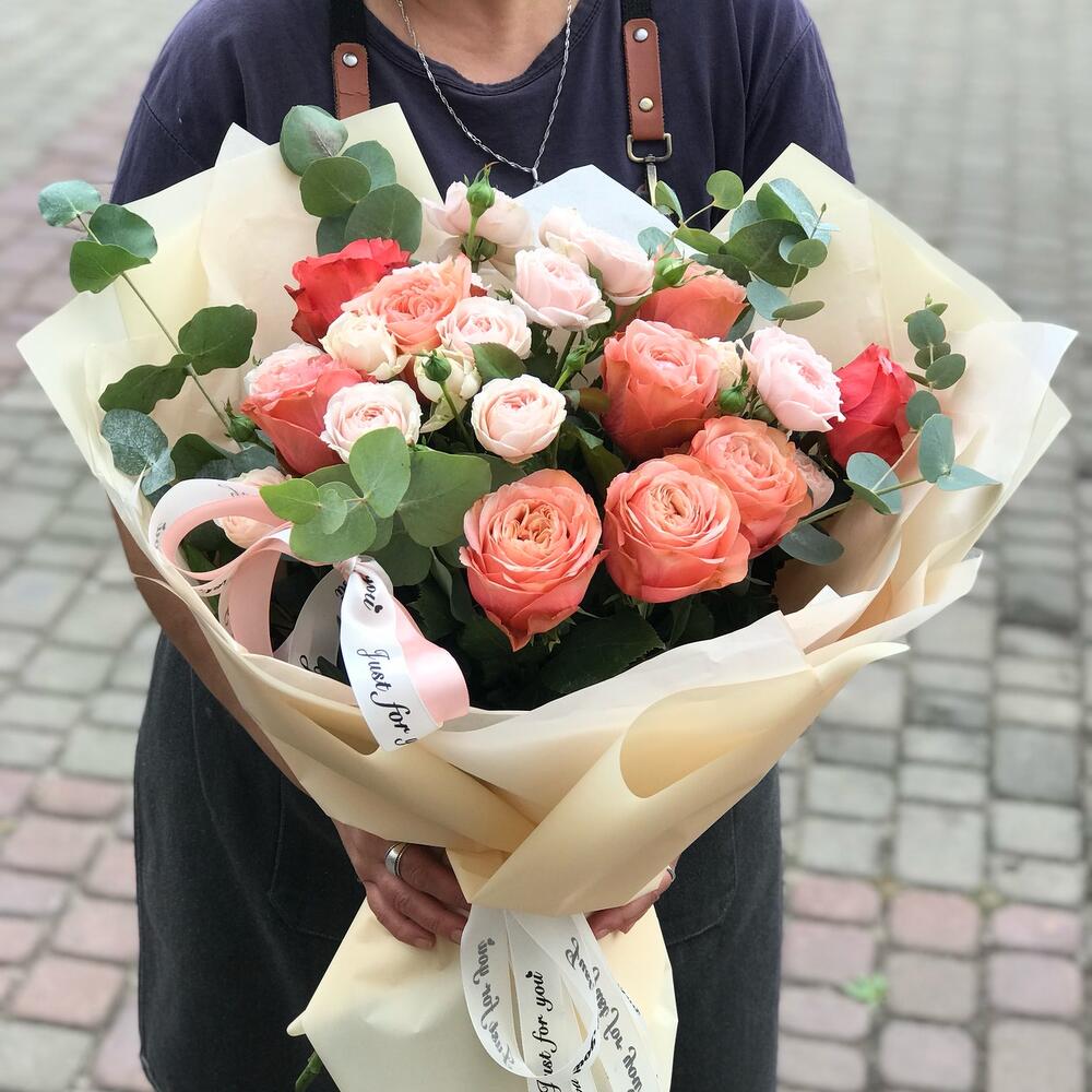 Букет «Персиковые оттенки» из пионовидных роз Кахала, кустовых роз и ароматного эвкалипта
