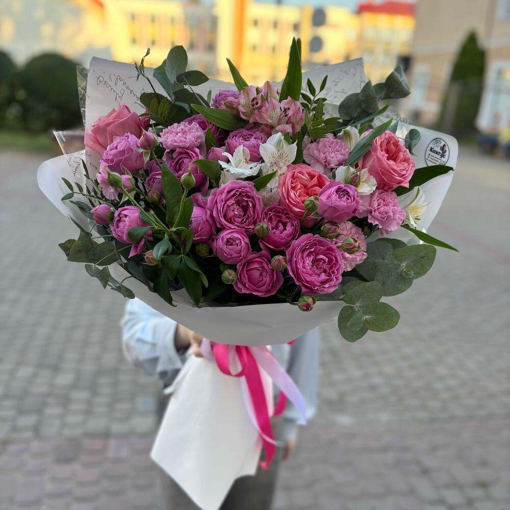 Букет «Ароматный пиончик» из кустовых, пионовидных роз, диантусов, альстромерий и эвкалипта