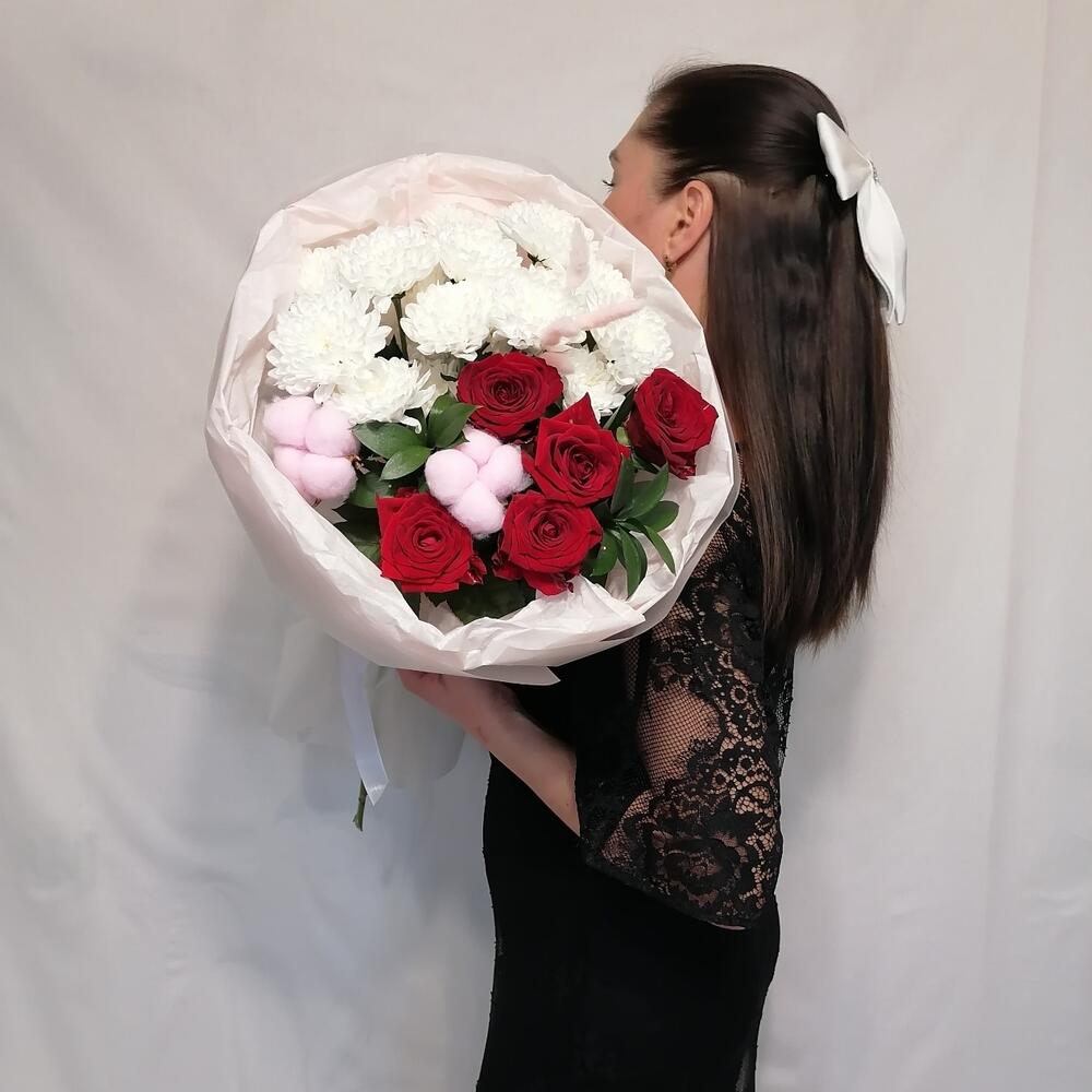 🧁Авторский букет из кустовых хризантем, красных роз, зелени и сухоцветов в стильном оформлении