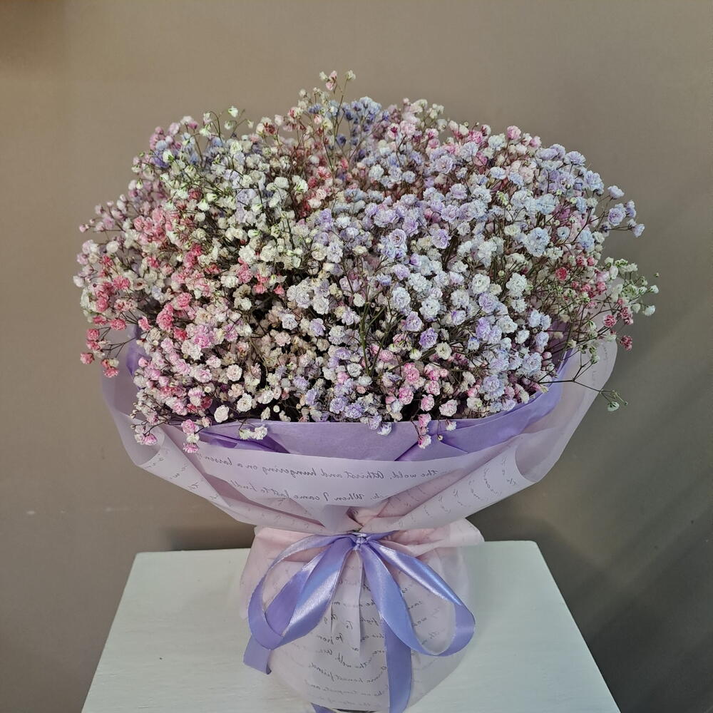Monobucket made of multicolored gypsophila