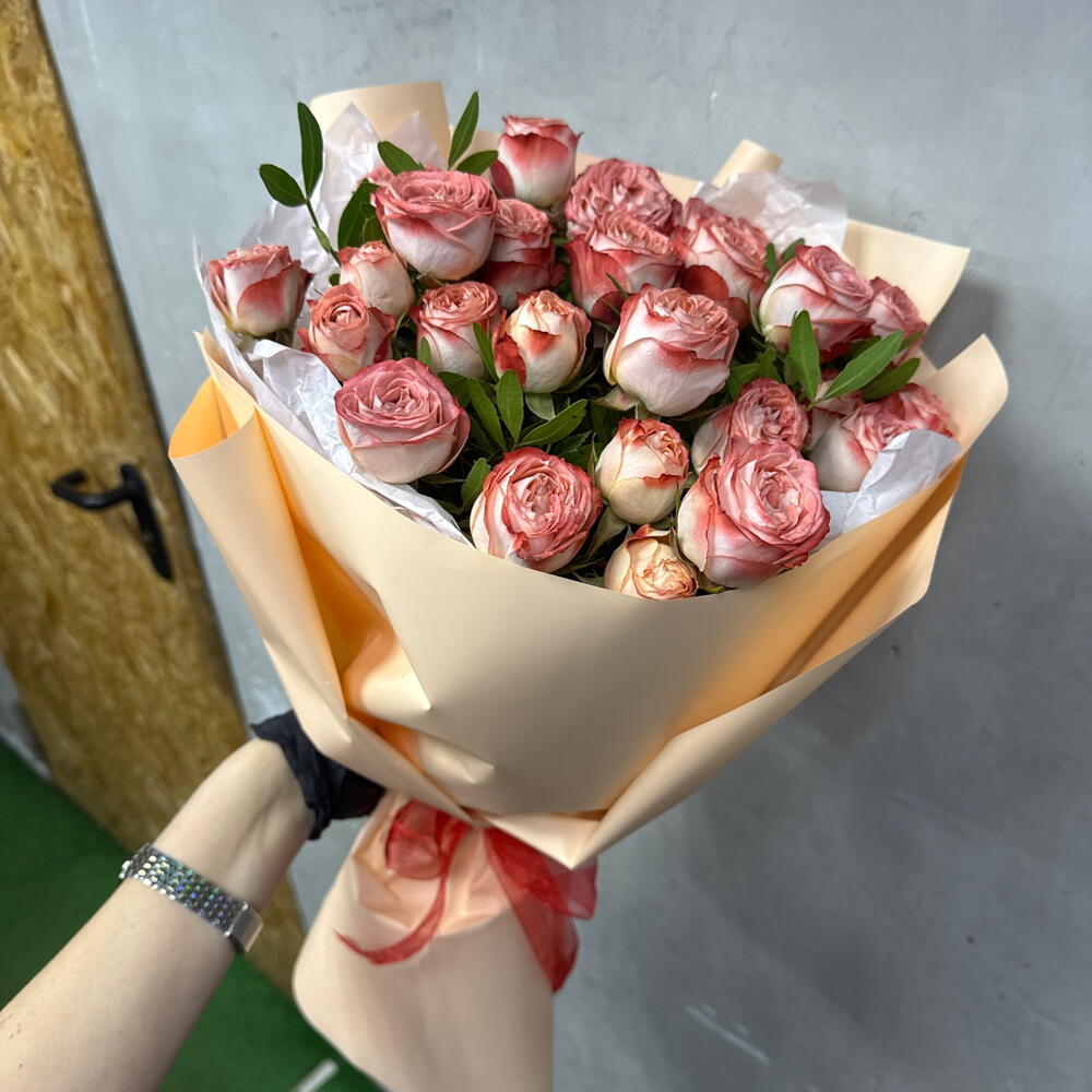 5 пионовидных кустовых роз и писташь