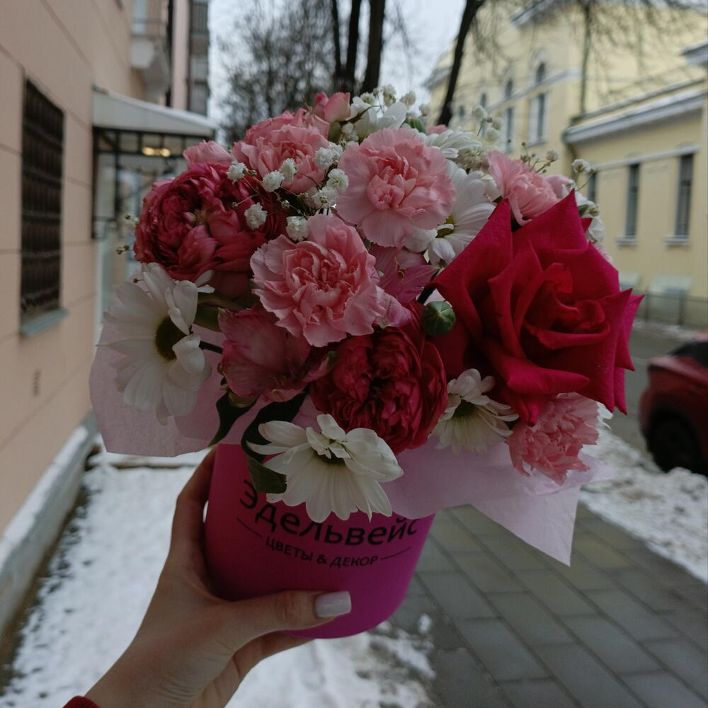 Композиция в коробке из живых цветов