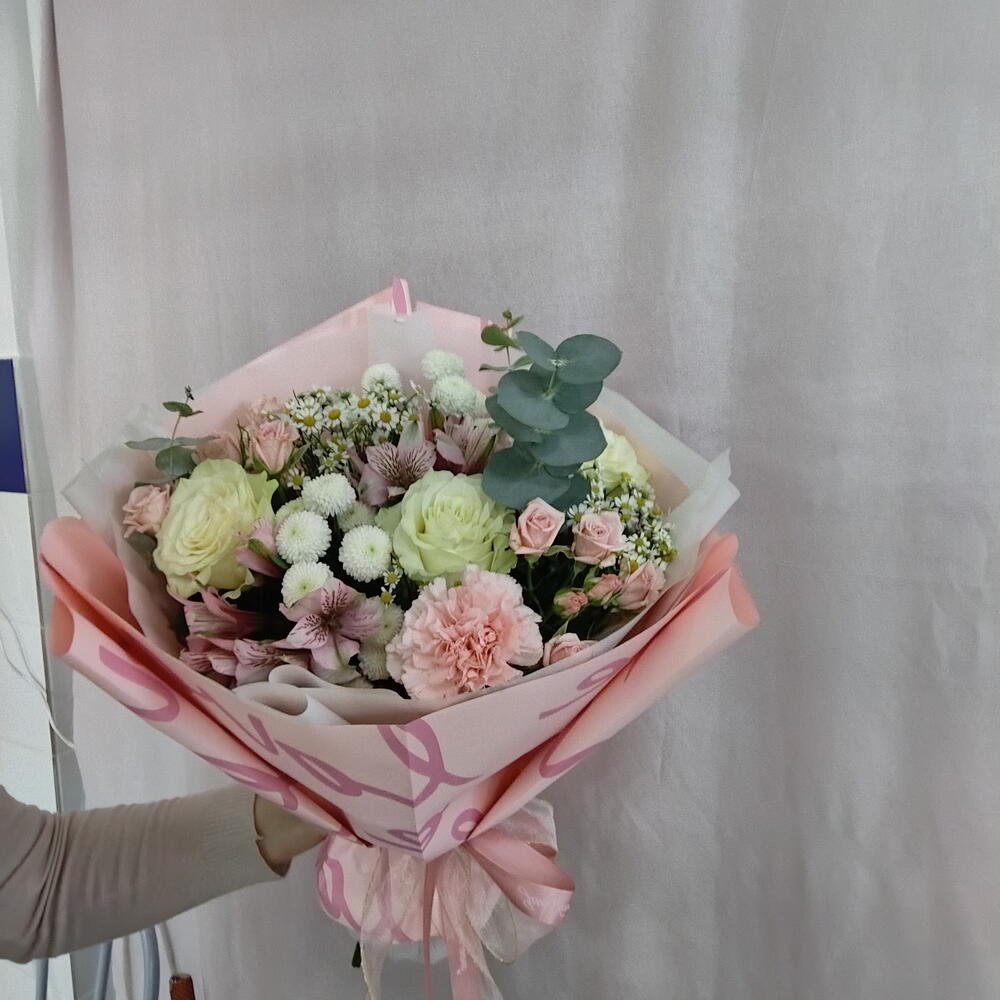 Букет из розы, альстромерии, эвкалипта, хризантемы, розы кустовые,танацетума