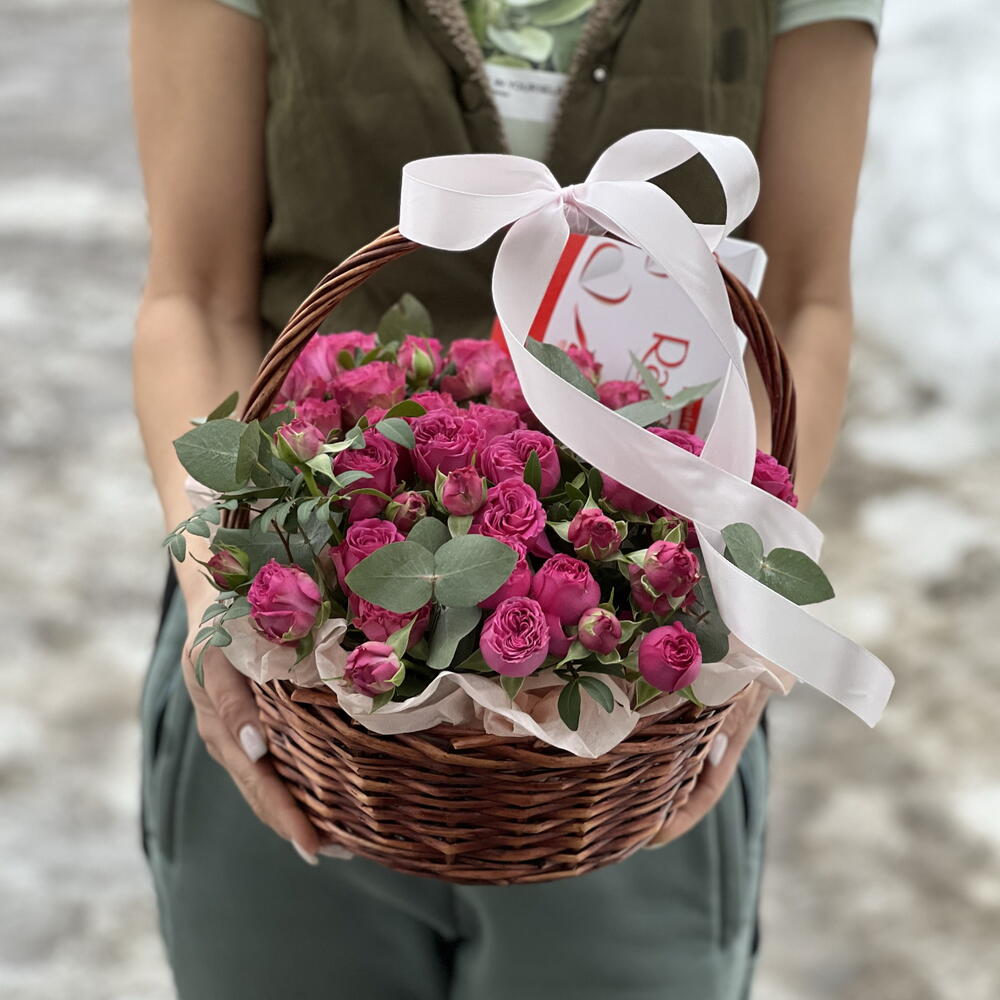 Корзина с цветами и конфетами "Джулия"