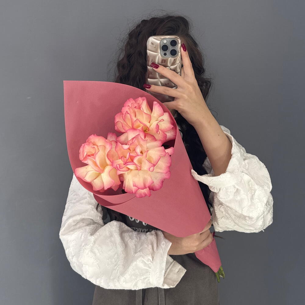 Монобукет💖 из бело-розовой Француской Розы Джумилия 3 шт