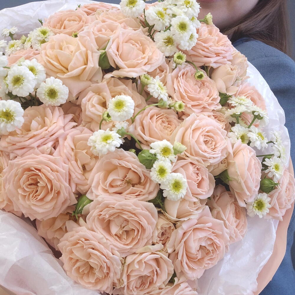 Букет с персиковыми кустовыми розами и матрикарией