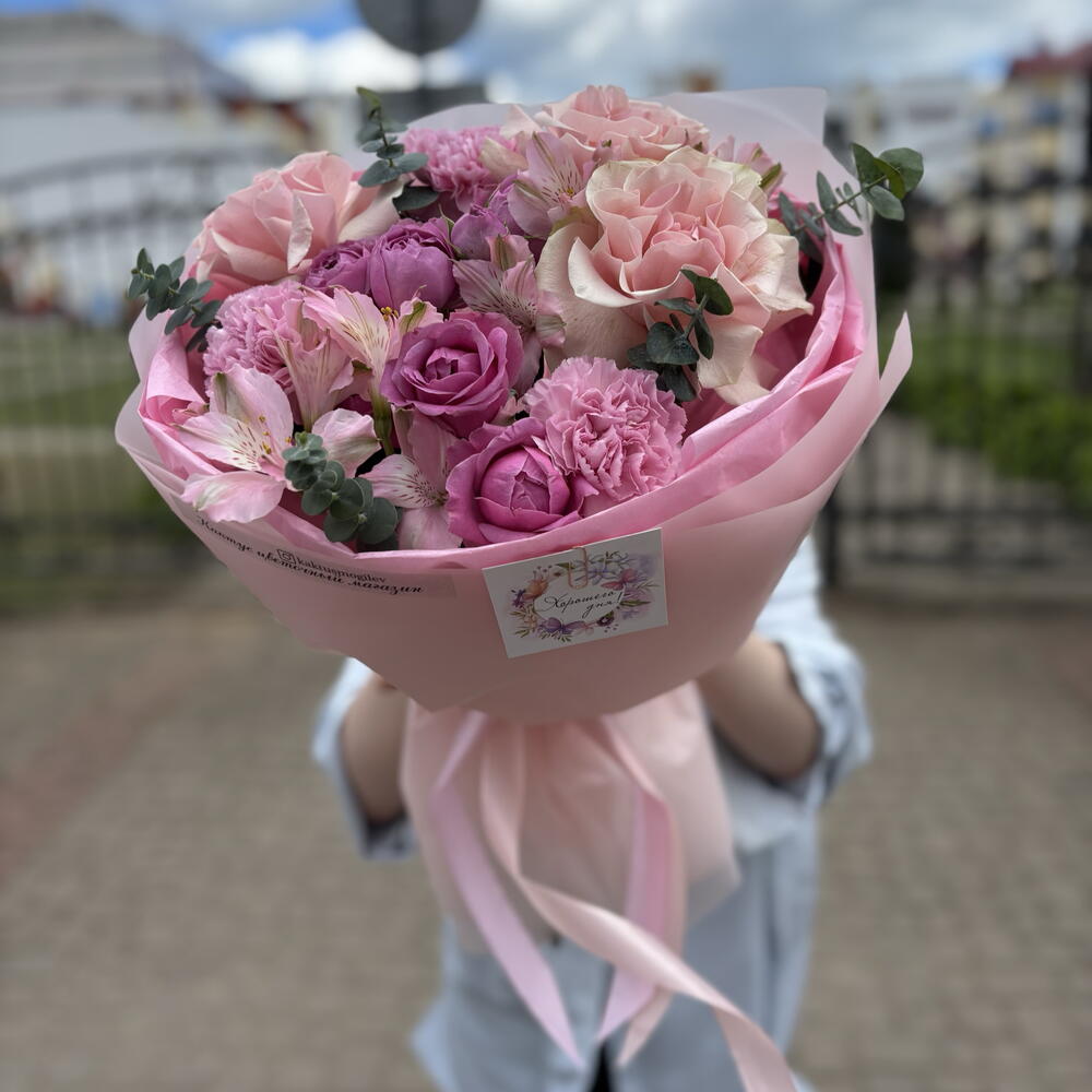 Букет Мерси из французских роз, кустовых пионовидных роз, диантусов, альстромерий и эвкалипта