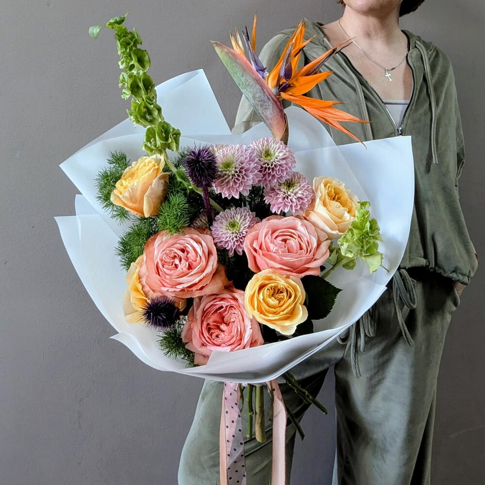 Букет со стрелицией и розами