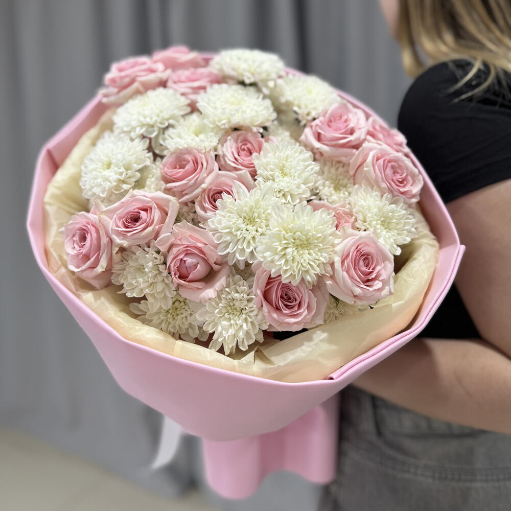 Букет из розовых кустовых роз 5шт и кустовых хризантем 4шт
