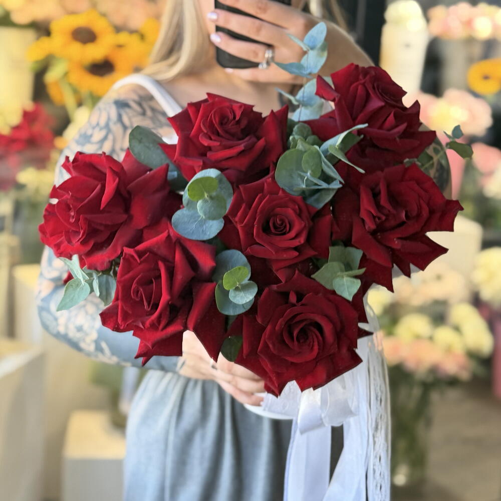 Бокс с бордовыми французскими розами и эвкалиптом «Cherry» EX01