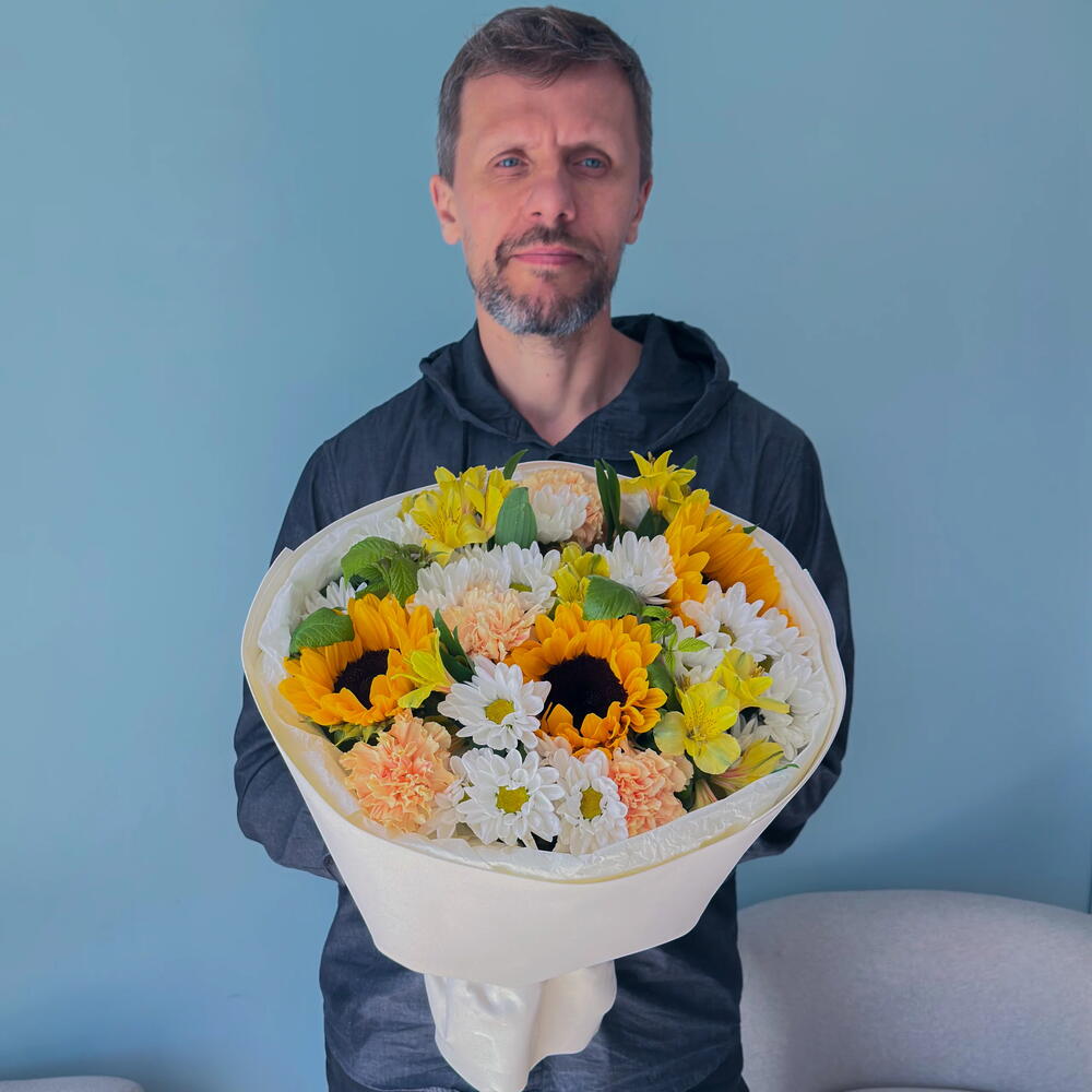 Букет из жёлтых подсолнухов и белых хризантем «Солнечный день» 🌻 41696