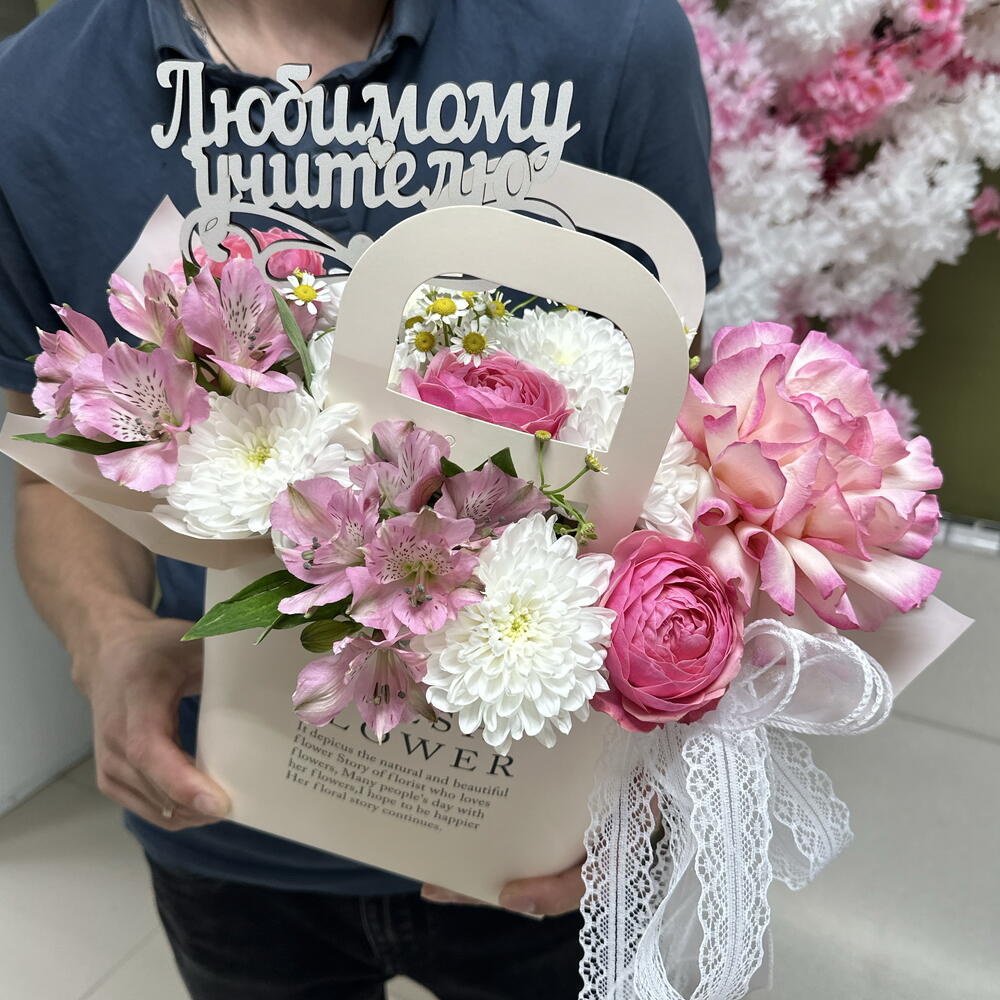 Композиция из французской розы, кустовой розы, кустовой хризантемы, альстромерии и ромашки