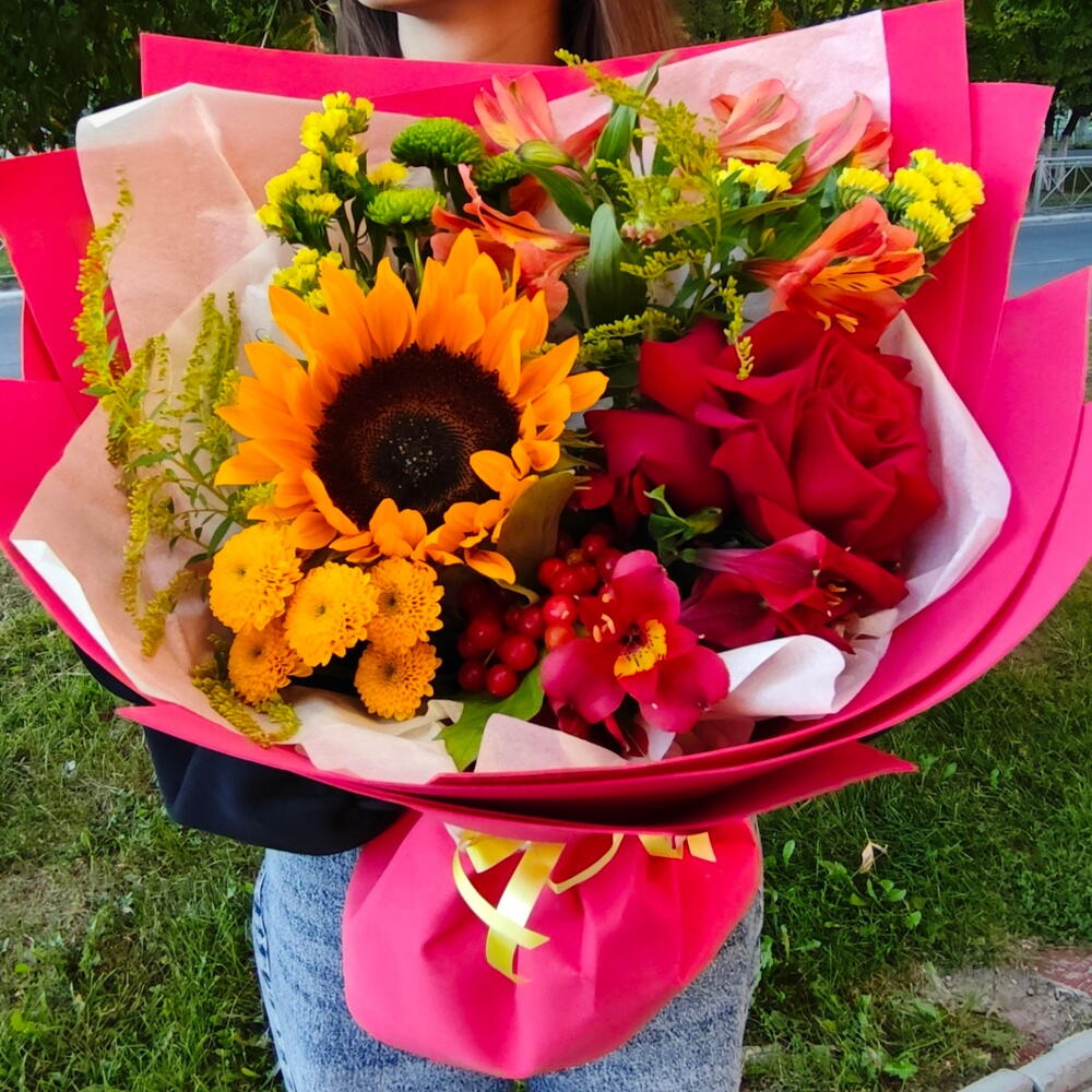 Букет с подсолнухом 🌻, альстромерией, французской розой и кустовой хризантемой от Цветочной студии Сантини