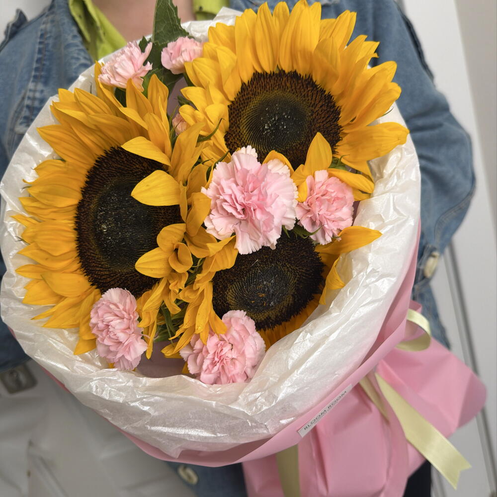 Красивый букет подсолнух и диантус Bloom room