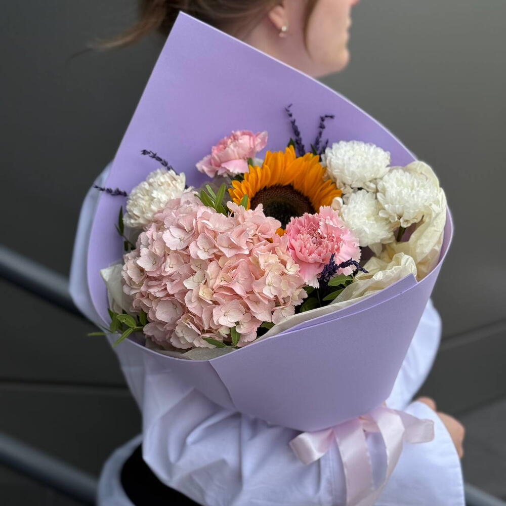 Сборный букет с гортензией и подсолнухом