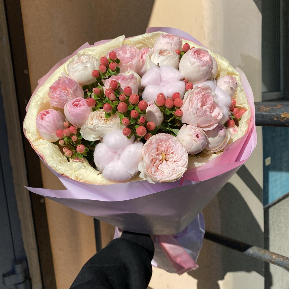 Букет кругляш 🍰 «сладкая вата» в составе кустовая Роза MAINSFIELD, хлопок, гиперикум