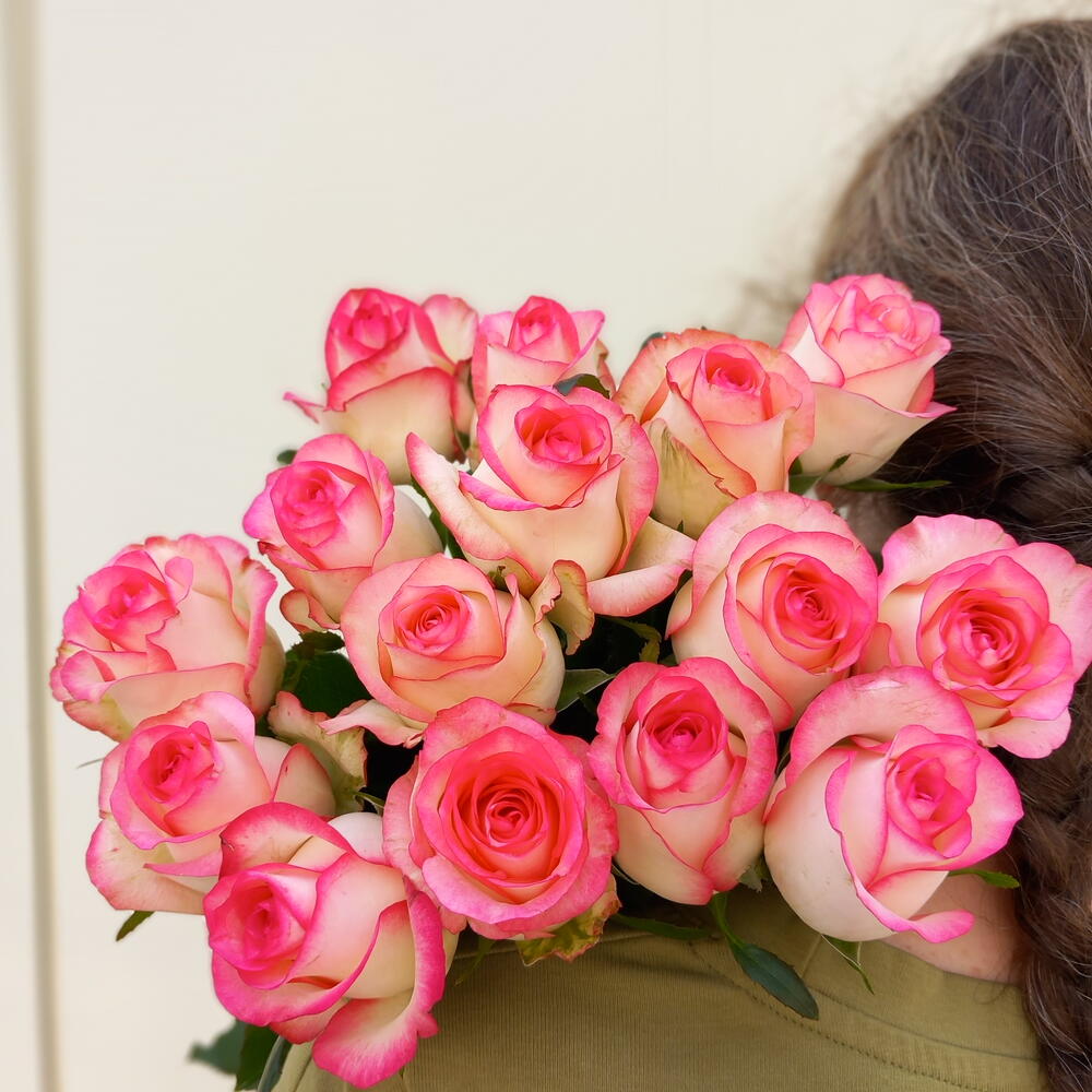 11 белорозовых роз в ленту