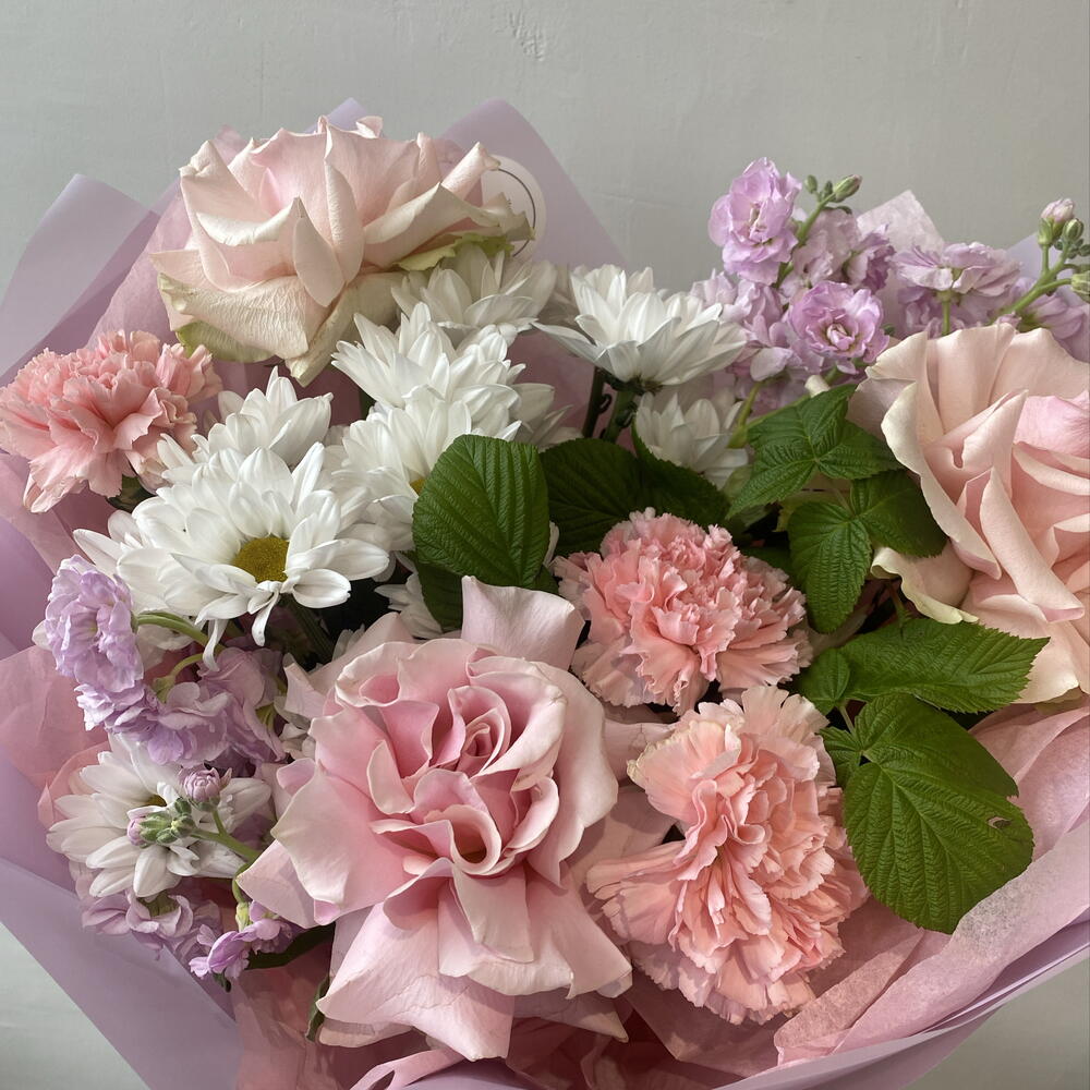 Букет «Французский шарм»🌸 с французскими розами, маттиолой, хризантемой, диантусами и малиной