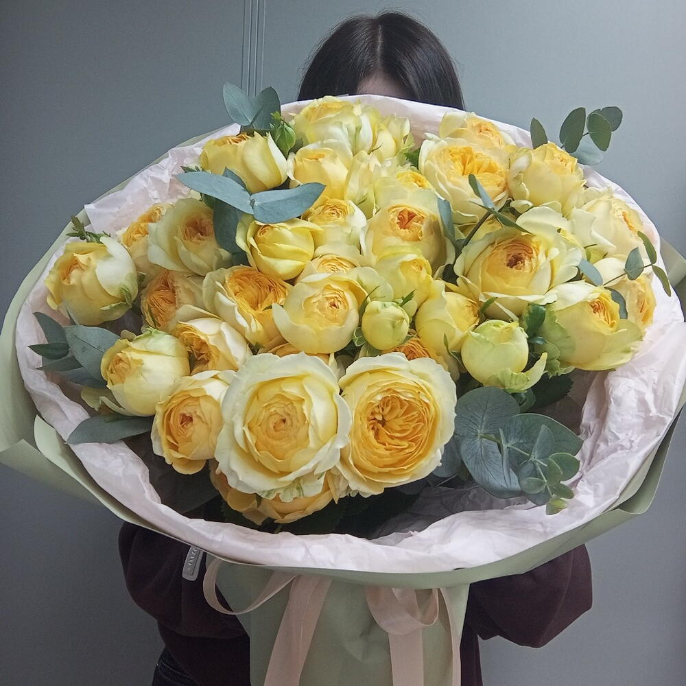Букет с пионовидными кустовыми розами 💫
