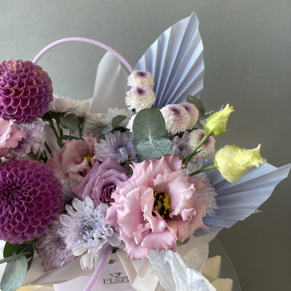 Лиловый закат 💜 нежная композиция в сумочке с георгинами, эустомой, розами, хризантемой, эвкалиптом