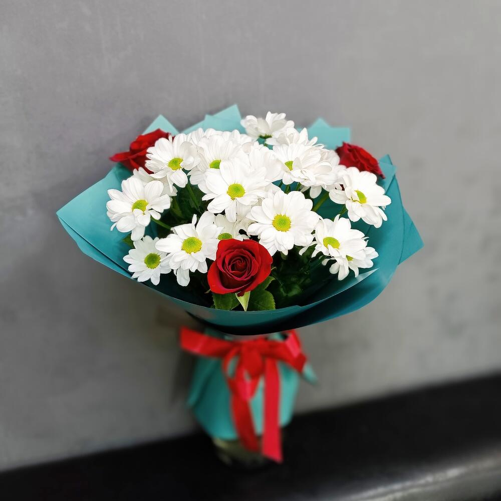 Ромашки с розами