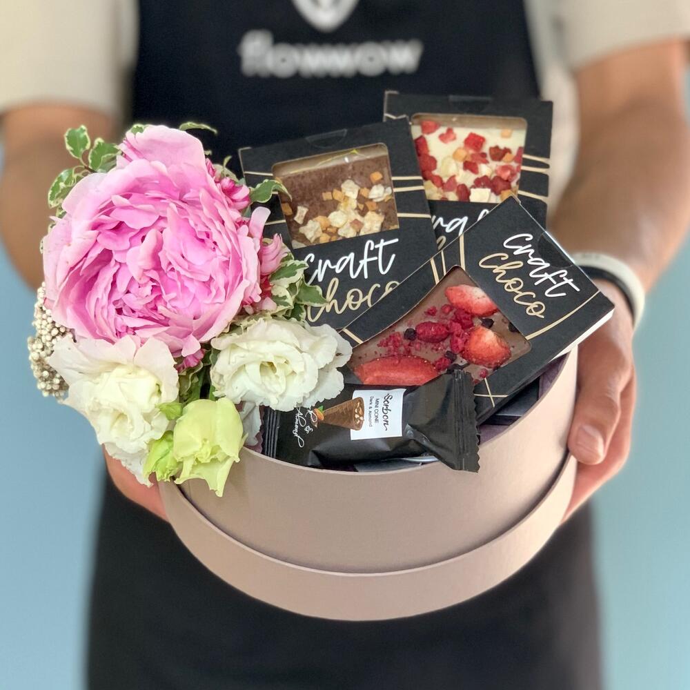 Подарочный набор с бельгийским шоколадом и мини букета с пионом, Цветы ...