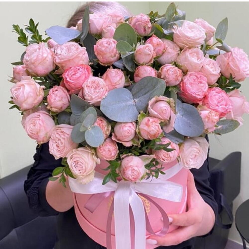 Кустовые розы в коробке