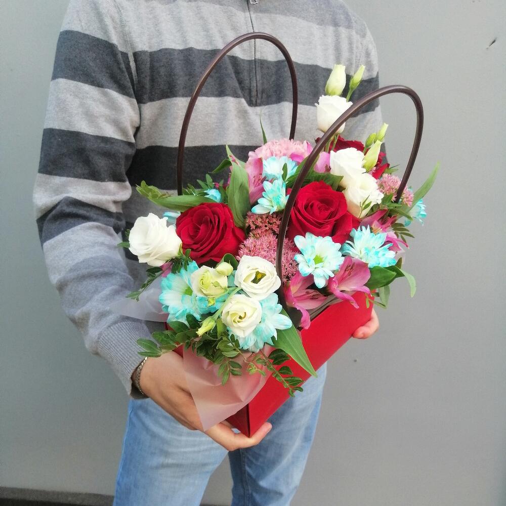 Цветы в красной сумочке