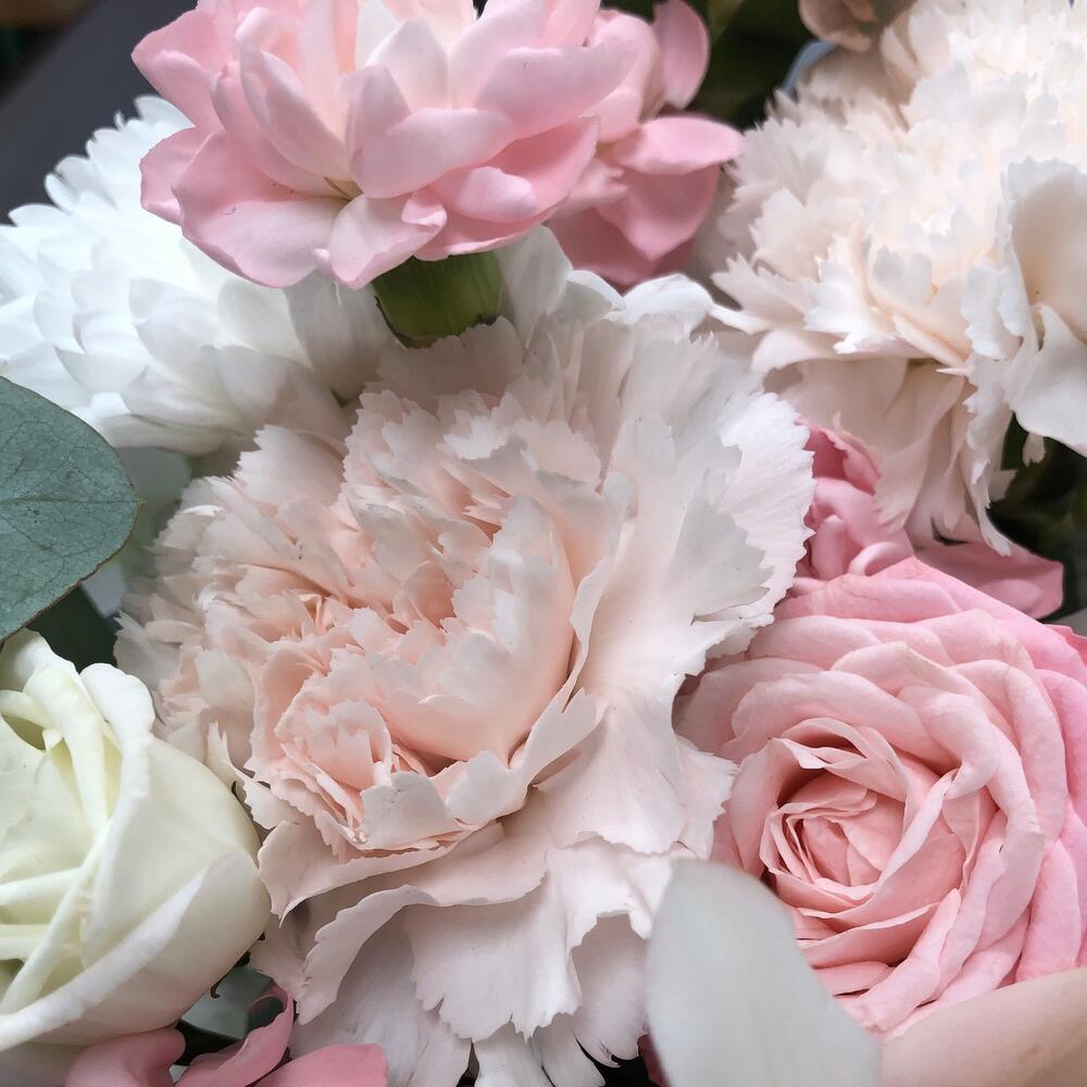 Невероятная корзина «Bloom Room» с орхидеями и пионовидными розами