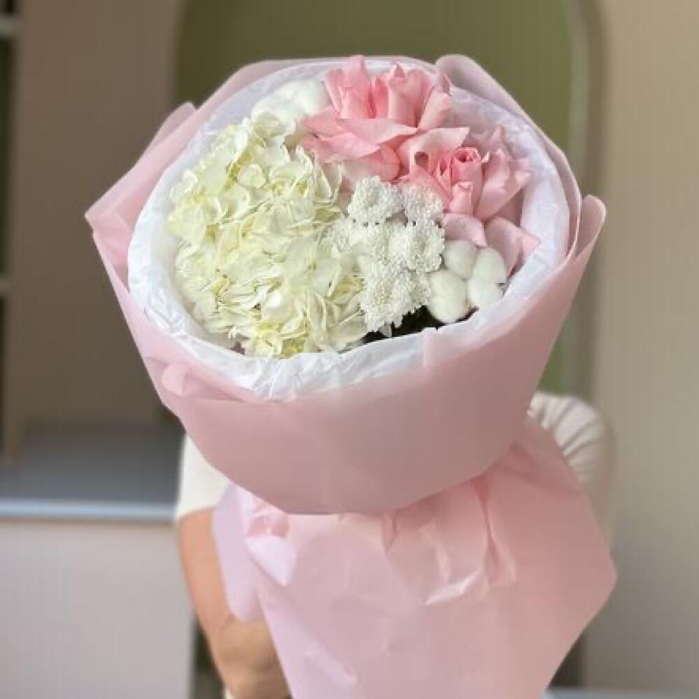 Букет с гортензией и розами 2