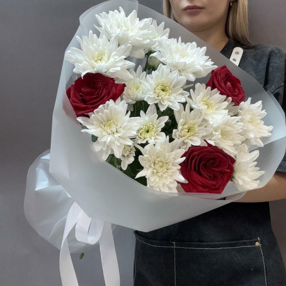 Букет с красными Розами и кустовой Хризантемой