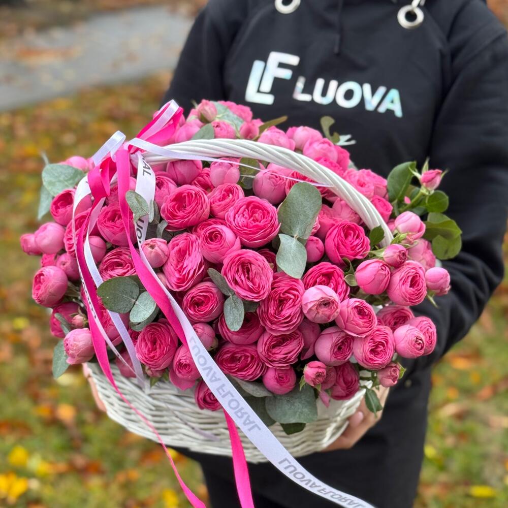 Корзина с пионовидными розами жизель