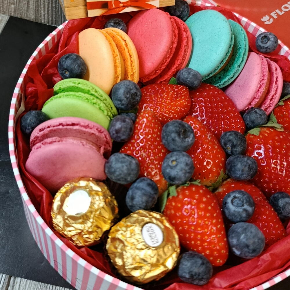 Клубника и макаронс🍓