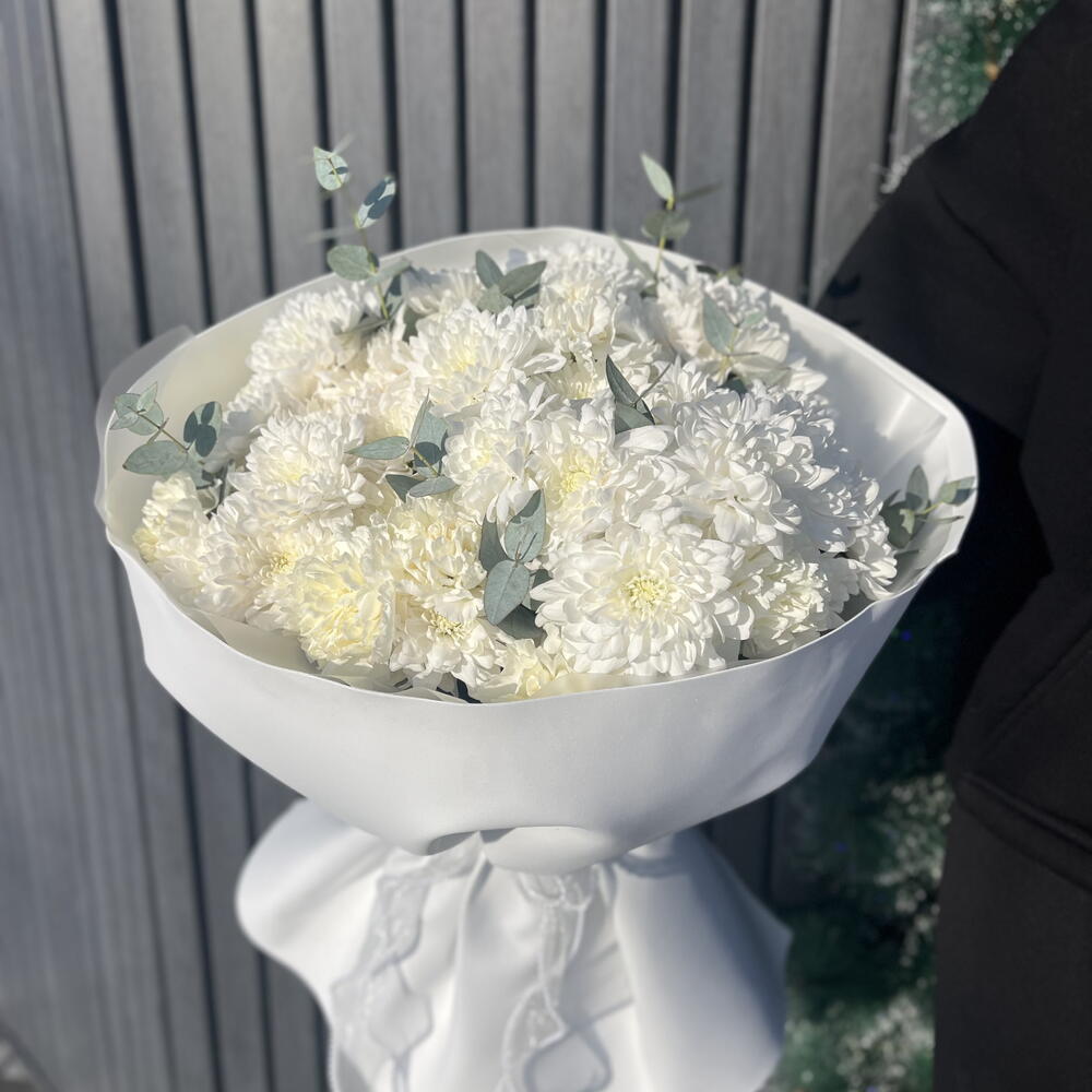 Нежность, большой букет басенок из кустовой хризантемы и диантусов